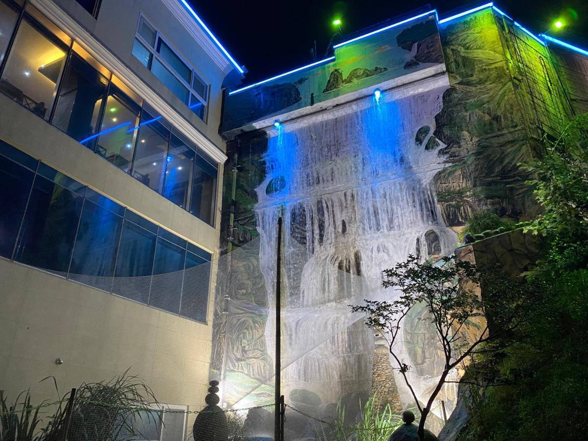 Dome Hotel גאוז'ה מראה חיצוני תמונה