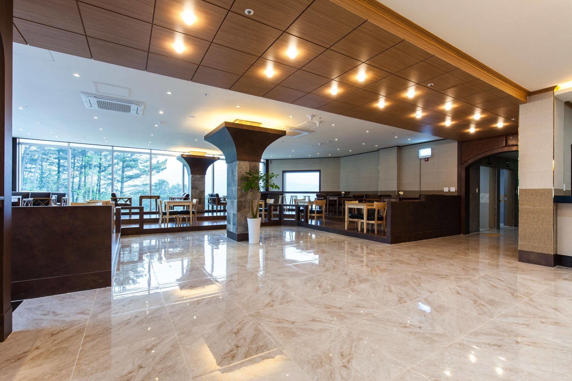 Dome Hotel גאוז'ה מראה חיצוני תמונה