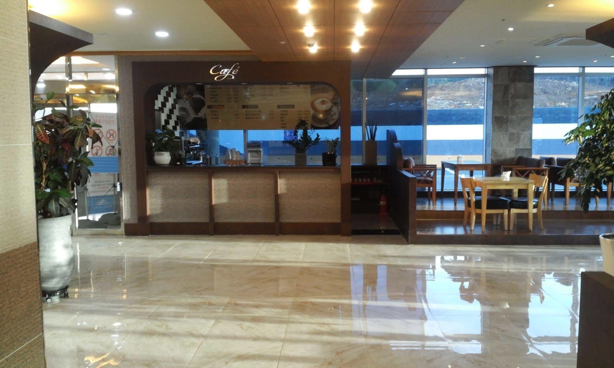 Dome Hotel גאוז'ה מראה חיצוני תמונה