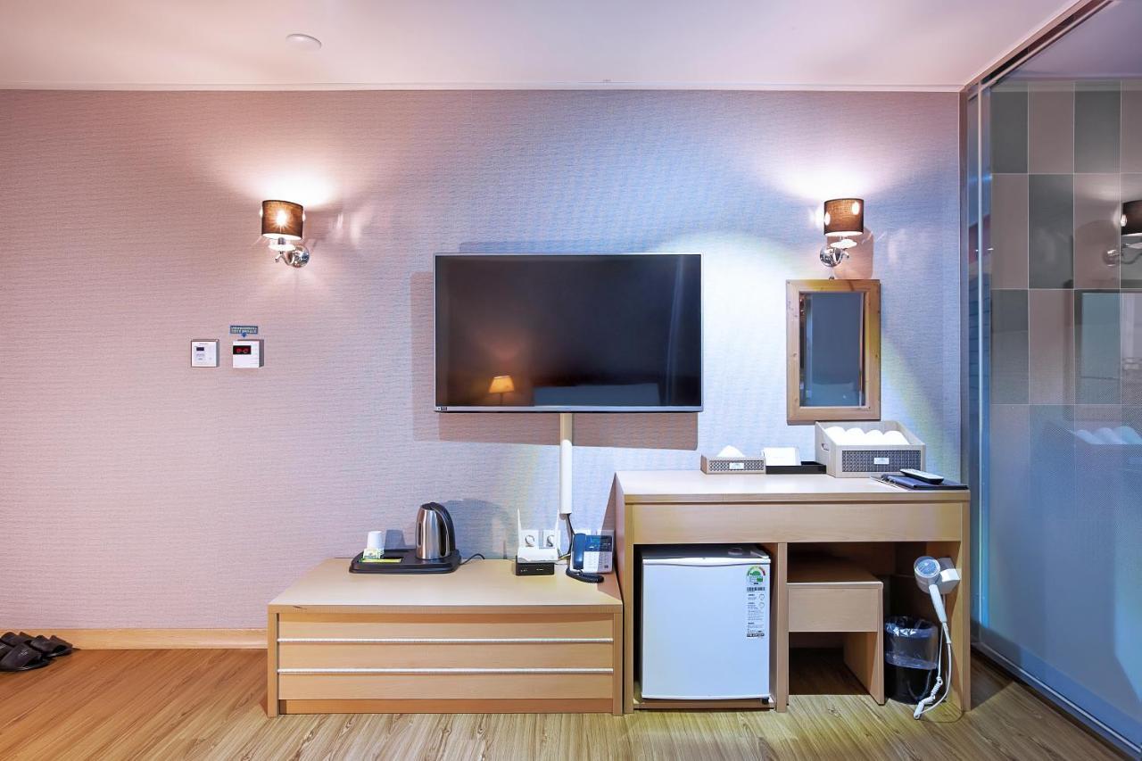 Dome Hotel גאוז'ה מראה חיצוני תמונה